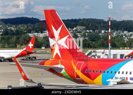 Flughafen Zürich, ZRH. Vorfeld mit Flugzeug der Fluggesellschaft Malta Airlines. REGISTRIERUNG: 9H-NEB, KM MALTA AIRLINES, AIRBUS A320-251N. // 13.06.2024: Zürich, Schweiz, Europa *** Flughafen Zürich, ZRH Vorfeld mit Flugzeug der Malta Airlines Registrierung 9H NEB, KM MALTA AIRLINES, AIRBUS A320 251N 13 06 2024 Zürich, Schweiz, Europa Stockfoto