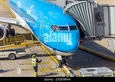 Flughafen Zürich, ZRH. Vorfeld mit Flugzeug von AirFrance KLM. Die Tankrechnung kommt mit Luftpost. // 13.06.2024: Zürich, Schweiz, Europa *** Flughafen Zürich, ZRH Apron mit AirFrance KLM Flugzeugen die Treibstoffrechnung kommt per Luftpost an 13 06 2024 Zürich, Schweiz, Europa Stockfoto