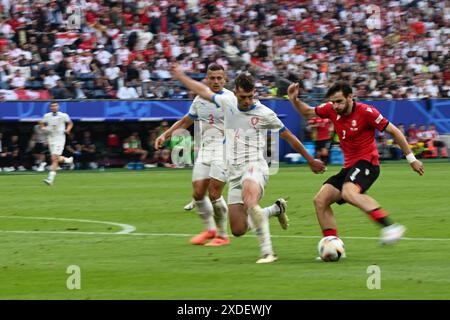 Hamburg. Juni 2024. Khvicha Kvaratskhelia (1. R) aus Georgien streitet mit Robin Hranac (2. R) aus Tschechien während des Gruppenspiels der UEFA Euro 2024 zwischen Georgien und Tschechien am 22. Juni 2024 in Hamburg. Quelle: Xiao Yijiu/Xinhua/Alamy Live News Stockfoto