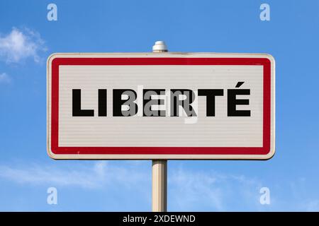 Ein französisches Einreisezeichen vor einem blauen Himmel mit französischer Schrift „Liberté“, was im Englischen „Freiheit“ bedeutet. Stockfoto