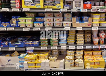 Altenkirchen Themenfoto: Konsum, Versorgung, Supermarkt, Einkauf, Lebensmittel, 20.06.2024 Regal mit Margarineproduktenl in einem REWE-Supermarkt Themenfoto: Konsum, Versorgung, Supermarkt, Einkauf, Lebensmittel, 20.06.2024 *** Altenkirchen Themen Fotokonsum, Versorgung, Supermarkt, Einkaufen, Essen, 20 06 2024 Regal mit Margarine-Produkten in einem REWE-Supermarkt Thema Fotokonsum, Versorgung, Supermarkt, Einkaufen, Lebensmittel, 20 06 2024 Copyright: xAugstx/xEibner-Pressefotox EP jat Stockfoto