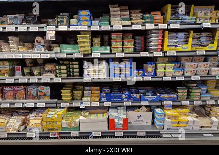 Altenkirchen Themenfoto: Konsum, Versorgung, Supermarkt, Einkauf, Lebensmittel, 20.06.2024 Regal mit Butter und Margarineproduktenl in einem REWE-Supermarkt Themenfoto: Konsum, Versorgung, Supermarkt, Einkauf, Lebensmittel, 20.06.2024 *** Altenkirchen Themen Fotokonsum, Versorgung, Supermarkt, Einkaufen, Essen, 20 06 2024 Regal mit Butter und Margarine in einem REWE Supermarkt Thema Fotokonsum, Versorgung, Supermarkt, Einkaufen, Lebensmittel, 20 06 2024 Copyright: xAugstx/xEibner-Pressefotox EP jat Stockfoto