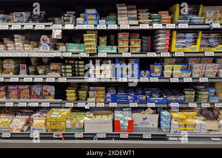 Altenkirchen Themenfoto: Konsum, Versorgung, Supermarkt, Einkauf, Lebensmittel, 20.06.2024 Regal mit Butter und Margarineproduktenl in einem REWE-Supermarkt Themenfoto: Konsum, Versorgung, Supermarkt, Einkauf, Lebensmittel, 20.06.2024 *** Altenkirchen Themen Fotokonsum, Versorgung, Supermarkt, Einkaufen, Essen, 20 06 2024 Regal mit Butter und Margarine in einem REWE Supermarkt Thema Fotokonsum, Versorgung, Supermarkt, Einkaufen, Lebensmittel, 20 06 2024 Copyright: xAugstx/xEibner-Pressefotox EP jat Stockfoto