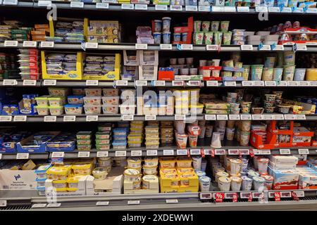 Altenkirchen Themenfoto: Konsum, Versorgung, Supermarkt, Einkauf, Lebensmittel, 20.06.2024 Regal mit Margarineproduktenl in einem REWE-Supermarkt Themenfoto: Konsum, Versorgung, Supermarkt, Einkauf, Lebensmittel, 20.06.2024 *** Altenkirchen Themen Fotokonsum, Versorgung, Supermarkt, Einkaufen, Essen, 20 06 2024 Regal mit Margarine-Produkten in einem REWE-Supermarkt Thema Fotokonsum, Versorgung, Supermarkt, Einkaufen, Lebensmittel, 20 06 2024 Copyright: xAugstx/xEibner-Pressefotox EP jat Stockfoto