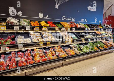 Altenkirchen Themenfoto: Konsum, Versorgung, Supermarkt, Einkauf, Lebensmittel, 20.06.2024 Regal mit Salat und Gemuese in einem REWE-Supermarkt Themenfoto: Konsum, Versorgung, Supermarkt, Einkauf, Lebensmittel, 20.06.2024 *** Altenkirchen Themen Fotokonsum, Versorgung, Supermarkt, Einkaufen, Essen, 20 06 2024 Regal mit Salat und Gemüse in einem REWE Supermarkt Thema Fotokonsum, Versorgung, Supermarkt, Einkaufen, Essen, 20 06 2024 Copyright: xAugstx/xEibner-Pressefotox EP jat Stockfoto