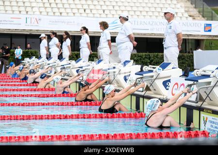 Rom, Italien. Juni 2024. Teilnehmer, die während der 50-Meter-Rückschlagbatterie der Frauen am 1. Tag des Qualifyings für die 60. „Settecollli“ Trophy 2024 gesehen wurden. (Foto: Elena Vizzoca/SOPA Images/SIPA USA) Credit: SIPA USA/Alamy Live News Stockfoto