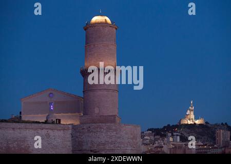 Turm der Laterne (Französisch: Tour du fanal) am Ende von Fort Saint-Jean mit Saint-Victor Abbey (Französisch: Abbaye Saint-Victor) und Notre-Dame de la Stockfoto