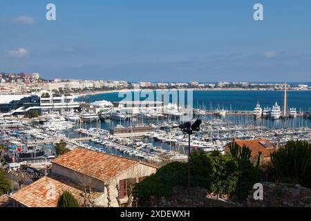 Blick auf den alten Hafen von Cannes vom Hügel mit dem Palais des Festivals und La Rotonde Lérins im Hintergrund. Stockfoto