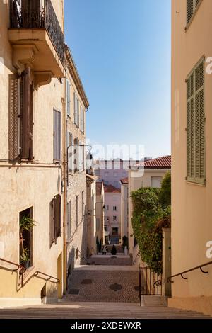 Enge Straße auf dem Hügel des Viertels Le Suquet in Cannes, Alpes-Maritimes. Stockfoto