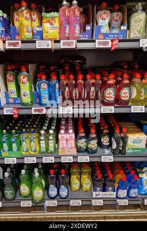 Altenkirchen Themenfoto: Konsum, Versorgung, Supermarkt, Einkauf, Lebensmittel, 20.06.2024 Regal mit Reinigungsmittel in einem REWE-Supermarkt Themenfoto: Konsum, Versorgung, Supermarkt, Einkauf, Lebensmittel, 20.06.2024 *** Altenkirchen Themen Fotokonsum, Versorgung, Supermarkt, Einkaufen, Essen, 20 06 2024 Regal mit Reinigungsmittel in einem REWE Supermarkt Thema Fotokonsum, Versorgung, Supermarkt, Einkaufen, Lebensmittel, 20 06 2024 Copyright: xAugstx/xEibner-Pressefotox EP jat Stockfoto