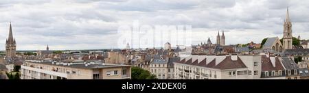 Panoramablick auf Caen mit vielen Kirchtürmen (Eglise Saint-Pierre, Eglise Saint-Sauveur, Eglise Saint-Etienne-le-Vieux, Abbatiale Saint-Etienne, Egl Stockfoto