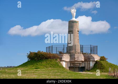 Notre-Dame-de-la-Falaise, auch Notre-Dame-des-Flots genannt, ist eine monumentale Statuengruppe in Mers-les-Bains in Frankreich. Es wurde eingeweiht Stockfoto