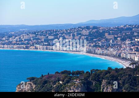Blick aus der Vogelperspektive auf den Burgberg (französisch Colline du Château) mit Nizza im Hintergrund. Stockfoto