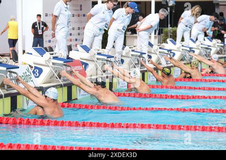 Rom, Italien. Juni 2024. Teilnehmer, die während der 100-Meter-Rückschlagbatterie der Männer am 1. Tag des Qualifyings für die 60. „Settecollli“ Trophy 2024 gesehen wurden. (Foto: Elena Vizzoca/SOPA Images/SIPA USA) Credit: SIPA USA/Alamy Live News Stockfoto