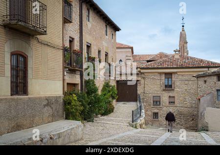 Straße des mittelalterlichen Dorfes Molina de Aragón mit traditionellen Steinhäusern an einem bewölkten Tag; Guadalajara, Spanien Stockfoto