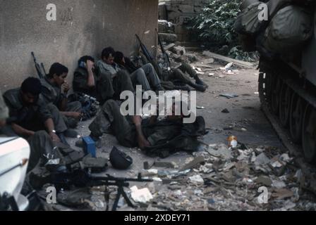 Libanon war 1982 Beirut / Lebeanonwar 82 - IDF Israel Defence Forces East Beirut - israelische Truppen / Soldaten in Ruhe mit M113 Zelda Stockfoto