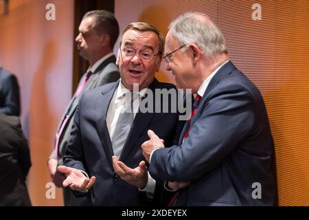 Boris Pistorius (Bundesverteidigungsminister, SPD) und Stephan weil (Ministerpräsident Niedersachsens, SPD) im Gespräch vor der Stockfoto