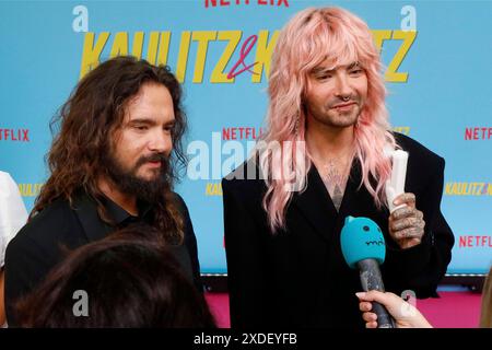 Bill Kaulitz und Tom Kaulitz bei der Premiere der Reality-Serie Kaulitz & Kaulitz (Netflix) im Delphi-Kino in Berlin am 21. Juni 2024 Stockfoto