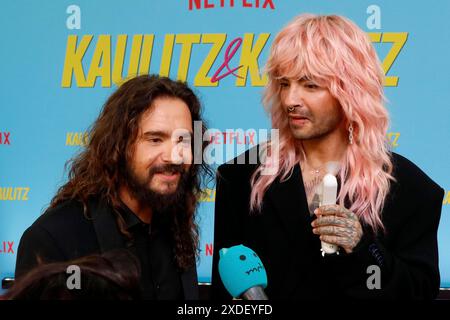 Bill Kaulitz und Tom Kaulitz bei der Premiere der Reality-Serie Kaulitz & Kaulitz (Netflix) im Delphi-Kino in Berlin am 21. Juni 2024 Stockfoto