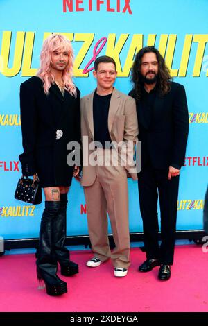 Bill Kaulitz, Georg Listing (Bassist Tokio Hotel) und Tom Kaulitz bei der Premiere der Reality-Serie Kaulitz & Kaulitz (Netflix) im Delphi Stockfoto