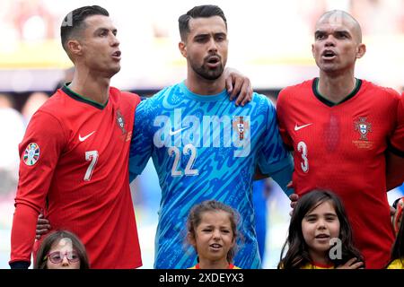 Portugals Cristiano Ronaldo (links), Torhüter Diego Costa und Pepe unterzeichnen die Nationalhymne vor dem Gruppenspiel der UEFA Euro 2024 im BVB Stadion Dortmund. Bilddatum: Samstag, 22. Juni 2024. Stockfoto