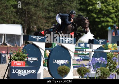 Paris, Frankreich. Juni 2024. Michael Pender aus Irland mit HHS Fortune während des Springturniers Prix Eluxtravel beim Longines Paris Eiffel Jumping am 22. Juni 2024 in Paris, Frankreich (Foto: Maxime David Credit: MXIMD Pictures/Alamy Live News) Stockfoto