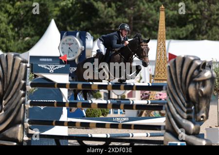 Paris, Frankreich. Juni 2024. Michael Pender aus Irland mit HHS Fortune während des Springturniers Prix Eluxtravel beim Longines Paris Eiffel Jumping am 22. Juni 2024 in Paris, Frankreich (Foto: Maxime David Credit: MXIMD Pictures/Alamy Live News) Stockfoto