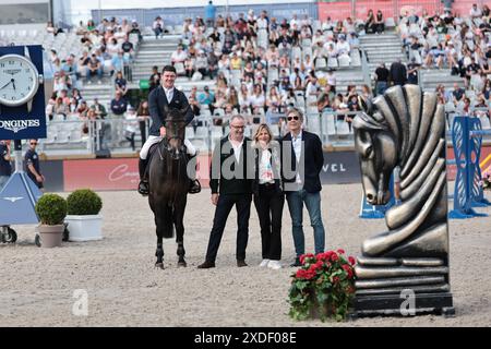 Paris, Frankreich. Juni 2024. Michael Pender aus Irland während der Preisverleihung des Prix Eluxtravel im Longines Paris Eiffel Jumping am 22. Juni 2024 in Paris, Frankreich (Foto: Maxime David Credit: MXIMD Pictures/Alamy Live News) Stockfoto