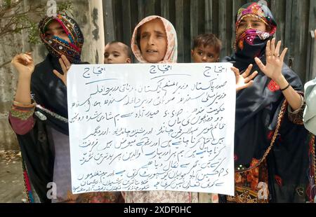 Die Bewohner von Latifabad halten am Samstag, den 22. Juni 2024, im Pressesaal von Hyderabad eine Protestdemonstration gegen die hohe Handedness einflussreicher Menschen ab. Stockfoto