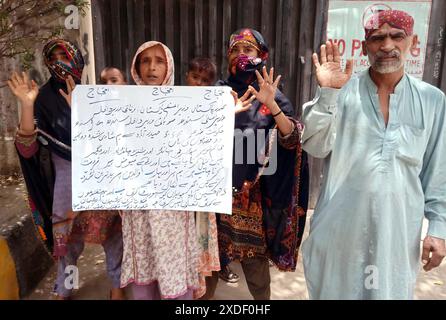 Die Bewohner von Latifabad halten am Samstag, den 22. Juni 2024, im Pressesaal von Hyderabad eine Protestdemonstration gegen die hohe Handedness einflussreicher Menschen ab. Stockfoto