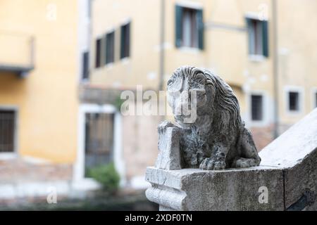 Detail einer kleinen Statue, die einen Löwen darstellt, der venezianische Traditionen bewacht Stockfoto
