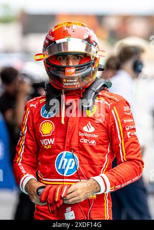 22. Juni 2024; Circuit de Barcelona-Catalunya, Barcelona, Spanien; Formel 1 Grand Prix 2023 von Spanien; Qualifikationstag; Carlos Sainz von der Scuderia Ferrari in der Boxengasse nach dem Qualifying Credit: Pablo Guillen/Alamy Stockfoto