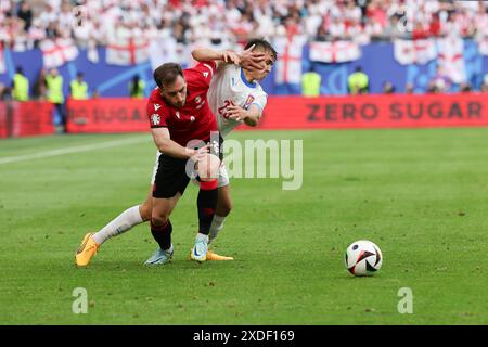 Hamburg, Deutschland. Juni 2024. Fußball: Europameisterschaft, UEFA Euro 2024, Georgien - Tschechische Republik, Vorrunde, Gruppe F, Spieltag 2, Volksparkstadion Hamburg, Georgiens Otar Kakabadze (l) und der tschechische Matej Jurasek kämpfen um den Ball. Quelle: Jens Büttner/dpa/Alamy Live News Stockfoto