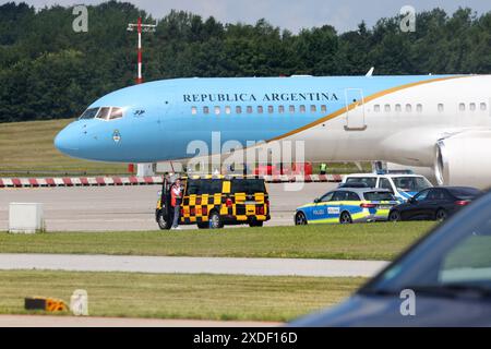 Hamburg, Deutschland. Juni 2024. Das Flugzeug des argentinischen Präsidenten Milei landet auf dem Hamburger Flughafen. Quelle: Bodo Marks/dpa/Alamy Live News Stockfoto