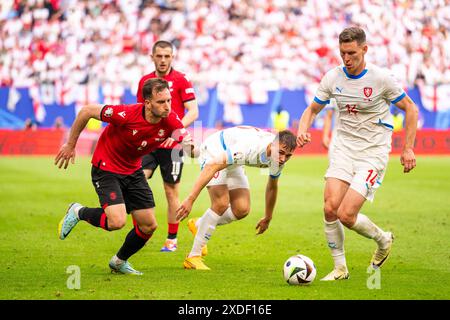 Hamburg, Deutschland. Juni 2024. Lukas Provod (14) aus Tschechien und Otar Kakabadze (2) aus Georgien waren während des Spiels der UEFA Euro 2024 in der Gruppe B zwischen Georgien und Tschechien im Volksparkstadion in Hamburg zu sehen. Quelle: Gonzales Photo/Alamy Live News Stockfoto