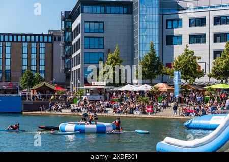 Kiel, Deutschland 22.06.2024, Kieler Woche. Impressionen von der Kiellinie vor der offiziellen Eröffnung am Abend bei bestem Wetter mit viel Publikum, Schiffen und Sonnenschein. Ebenso beim Tag der offenen Tür bei der Marine im Kieler Marinestützpunkt. Open Schiff das Publikum kann Marineschiffe aus 16 Nationen und 2 Segelschulschiffe bestaunen *** Kiel, Deutschland 22 06 2024, Kieler Woche Impressionen der Kiellinie vor der offiziellen Eröffnung am Abend bei bestem Wetter mit vielen Menschen, Schiffe und Sonnenschein auch beim Navy Open Day auf dem Kieler Marinebasis Open Schiff kann das Publikum sich freuen Stockfoto