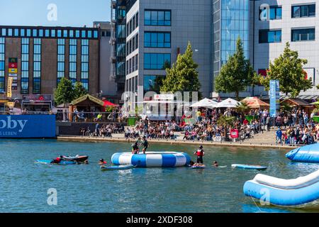 Kiel, Deutschland 22.06.2024, Kieler Woche. Impressionen von der Kiellinie vor der offiziellen Eröffnung am Abend bei bestem Wetter mit viel Publikum, Schiffen und Sonnenschein. Ebenso beim Tag der offenen Tür bei der Marine im Kieler Marinestützpunkt. Open Schiff das Publikum kann Marineschiffe aus 16 Nationen und 2 Segelschulschiffe bestaunen *** Kiel, Deutschland 22 06 2024, Kieler Woche Impressionen der Kiellinie vor der offiziellen Eröffnung am Abend bei bestem Wetter mit vielen Menschen, Schiffe und Sonnenschein auch beim Navy Open Day auf dem Kieler Marinebasis Open Schiff kann das Publikum sich freuen Stockfoto