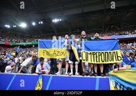 Düsseldorf, Deutschland. Juni 2024. Fans und Unterstützer der Ukraine während eines Fußballspiels zwischen den Nationalmannschaften der Slowakei und der Ukraine am 2. Spieltag in Gruppe E in der Gruppenphase des UEFA Euro 2024 Turniers am Freitag, den 21. Juni 2024 in Düsseldorf. Quelle: Sportpix/Alamy Live News Stockfoto