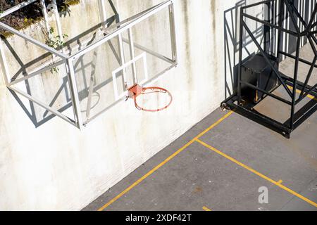 Basketballkorb auf einem Schulhof, von oben gesehen Stockfoto