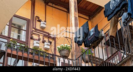 Umfangreiche Installation von Gasleitungen und Gaszählern in einem alten Wohngebäude in Sibiu (Hermannstadt), Rumänien Stockfoto