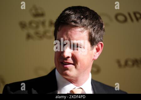 Trainer Harry Charlton After Hand of God, der von William Buick geritten wurde, gewann die Golden Gates Stakes am fünften Tag der Royal Ascot auf der Ascot Racecourse in Berkshire. Bilddatum: Samstag, 22. Juni 2024. Stockfoto