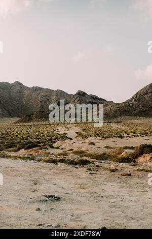 Blick auf zerklüftetes Gelände und felsige Berge in der Nähe von Arher Beach in Socotra, Jemen, unter einem teilweise bewölkten Himmel. Stockfoto