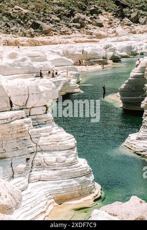 Leute springen im Wadi Dirhur Canyon, Socotra Island, Jemen Stockfoto