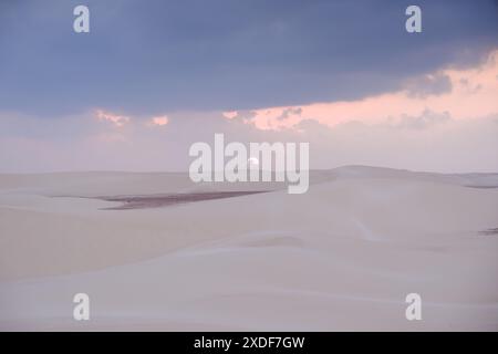 Sonnenuntergang über den weitläufigen Zahek Dunes in Socotra, Jemen, mit Sonnenuntergang unter dem Horizont. Stockfoto