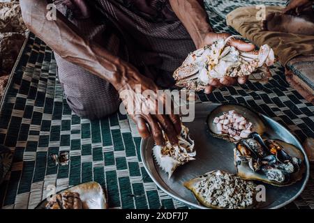 Eine Platte mit frischen Meeresfrüchten, darunter Krabben, Tintenfische, Muscheln und eine lokale Delikatesse in der Detwah Lagoon, Socotra, Jemen Stockfoto