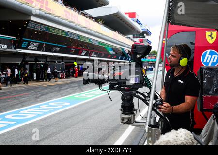 Barcelona, Spanien. Juni 2024. Fernsehkameramann filmt in der Boxengasse während der Formel 1 Aramco Gran Premio de Espana 2024, 10. Runde der Formel 1 Weltmeisterschaft 2024 vom 21. Bis 23. Juni 2024 auf dem Circuit de Barcelona-Catalunya in Montmelo, Spanien Stockfoto