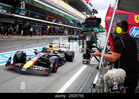 Barcelona, Spanien. Juni 2024. Fernsehkameramann filmt in der Boxengasse während der Formel 1 Aramco Gran Premio de Espana 2024, 10. Runde der Formel 1 Weltmeisterschaft 2024 vom 21. Bis 23. Juni 2024 auf dem Circuit de Barcelona-Catalunya in Montmelo, Spanien Stockfoto