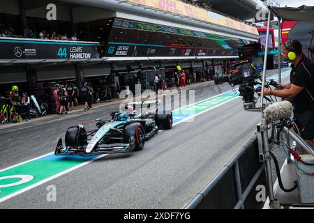 Barcelona, Spanien. Juni 2024. Fernsehkameramann filmt in der Boxengasse während der Formel 1 Aramco Gran Premio de Espana 2024, 10. Runde der Formel 1 Weltmeisterschaft 2024 vom 21. Bis 23. Juni 2024 auf dem Circuit de Barcelona-Catalunya in Montmelo, Spanien Stockfoto