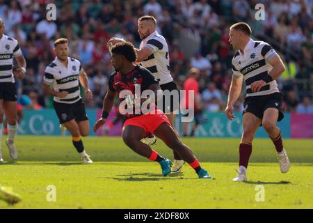 London, Großbritannien. Juni 2024. London, England, Samstag, 22. Juni 2024: Jonny May (11 Barbaren - Gloucester Rugby/England) trägt den Ball während des Killik Cup Spiels zwischen Barbaren und Fidschi im Twickenham Stadium in London, England am Samstag, den 22. Juni 2024. (Claire Jeffrey/SPP) Credit: SPP Sport Press Photo. /Alamy Live News Stockfoto