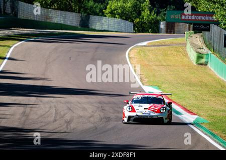 Imola, Italien. Juni 2024. Der Fahrer des Fach Auto Tech Teams Winkler Thomas tritt beim freien Training des Porsche Sprint Challenge Suisse GT3 Cup auf der Enzo e Dino Ferrari International Racetrack an. Quelle: SOPA Images Limited/Alamy Live News Stockfoto